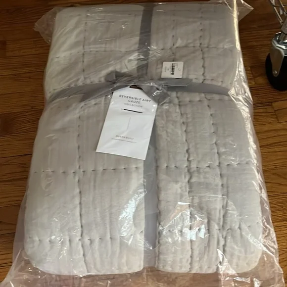 Anthropologie Reversible Airy Gauze Quilt Queen NWT